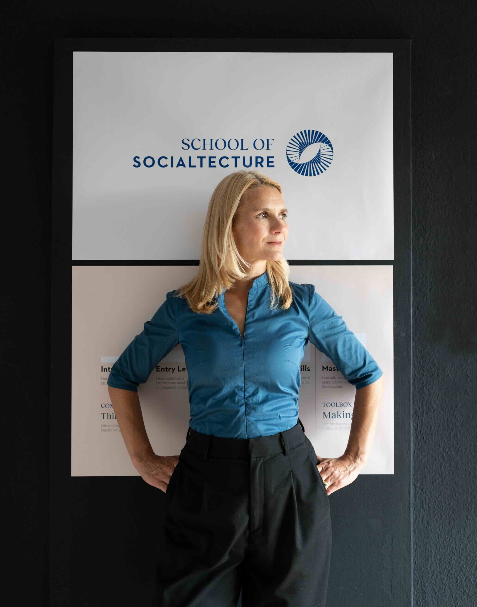 Julia_stehend_von_vorne_Studio_Principles_blau
